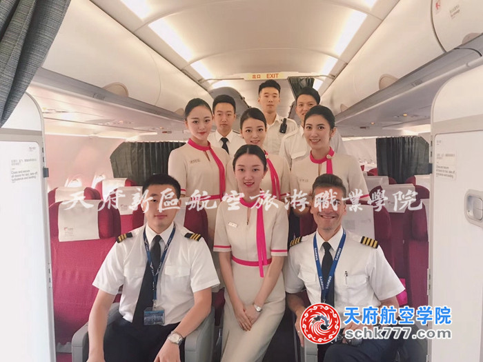 1526454800127219.jpg 第二排左一 陳瑤 長(zhǎng)龍航空 15級(jí)空乘班 長(zhǎng)龍航空 空中乘務(wù) 四川省巴中市通江縣2.jpg