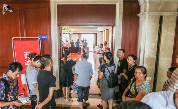 1564730244677363.jpg 新生復(fù)核現(xiàn)場(chǎng) (2).jpg