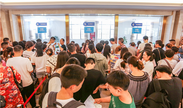 1564730298143338.jpg 新生繳費(fèi)現(xiàn)場(chǎng).jpg