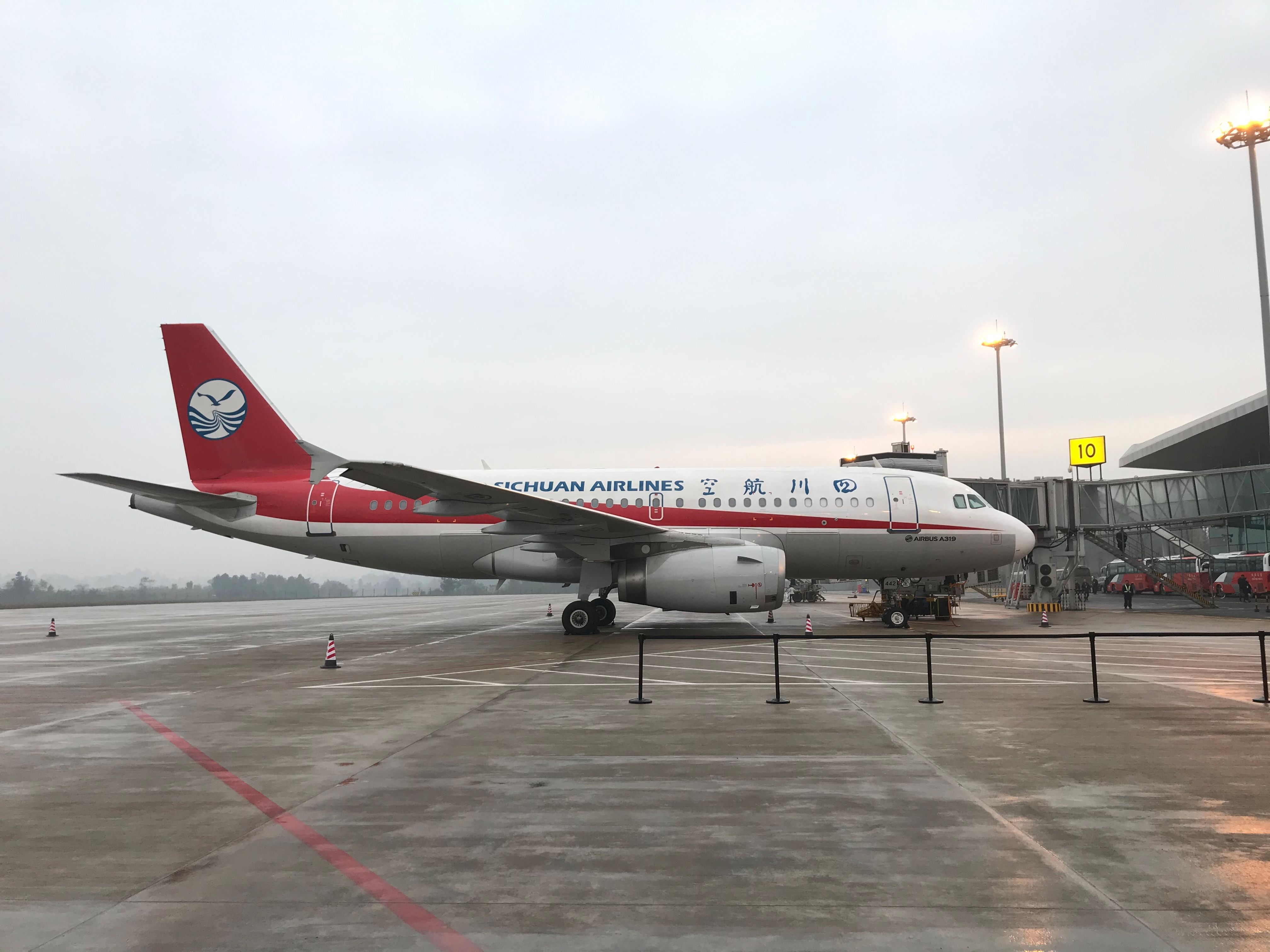 12月5日 川航執(zhí)飛宜賓五糧液機(jī)場首個(gè)通航航班514961_ 12月5日 川航執(zhí)飛宜賓五糧液機(jī)場首個(gè)通航航班