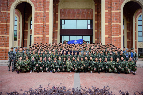 1577512853128510.jpg 學(xué)院領(lǐng)導(dǎo)和全體校衛(wèi)隊(duì)成員合影留念.jpg